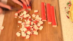 Быстрый салат из жаренных яиц и крабовых палочек. Вкусно на скорую руку!