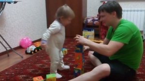 Папа играет с дочкой, смешное видео про детей, детские игры, Настя рушит башню из кубиков