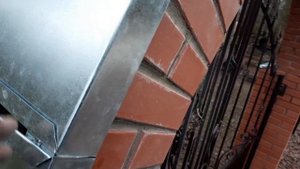 Накрыл кирпичную арку жестью.