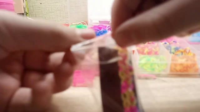 как плисти браслетики из резиночек? смотреть онлайн