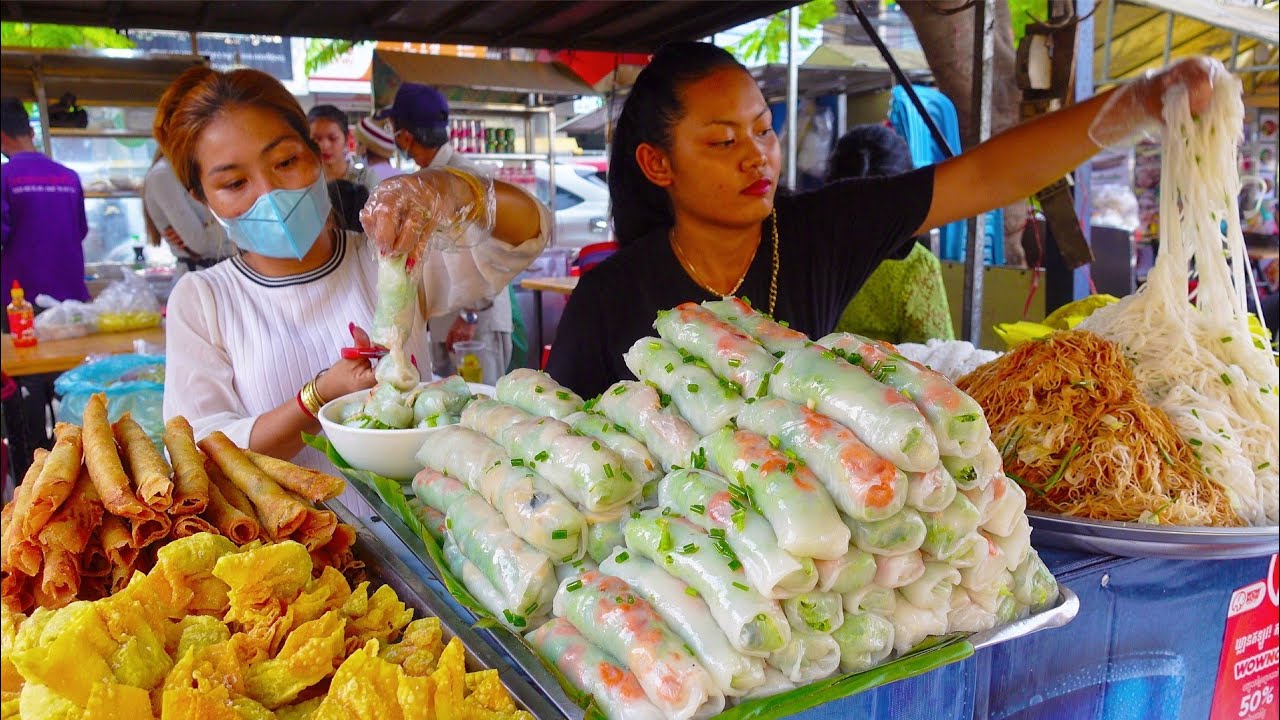 место, где подают блинчики с начинкой, желтые блины, лапшу и жареный вонтон — уличная еда Камбоджи