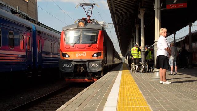 "Первый с новой кабиной!" ЭП20-053 прибывает с поездом "Янтарь" смотреть онлайн