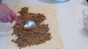 РУЛЕТ ИЗ ЛАВАША С ХАЛВОЙ,грецкими орехами и кунжутом СТАМБУЛЬСКИЙ