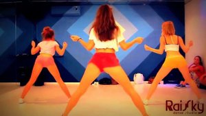 Тверк, трясут сочными попкам