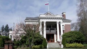 Резиденцию генкосульства России в Сиэтле по требов...их властей покинула последняя группа дипломатов