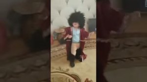 Маленький мальчик танцует лезгинку народов кавказа. Эльтон танцует лезгинку народов кавказа.