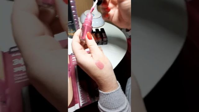 Обзор новинки «Глянцевый блеск для губ» смотреть онлайн