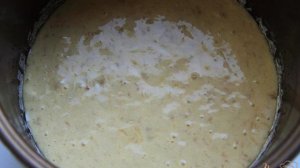 Шарлотка с банановым пюре и яблоками в мультиварке
