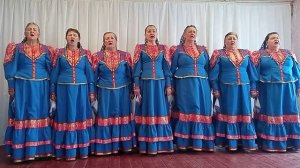 Над озером чаечка вьётся