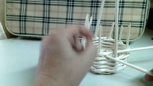 "Корзинка за 20 минут". Плетение из бумаги для начинающих.