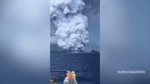 Момент взрывного извержения подводного вулкана в Тонга. Столб пепла в 20 км. Угроза цунами