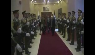 Путин поднял упавшую фуражку офицера караула в Палестине