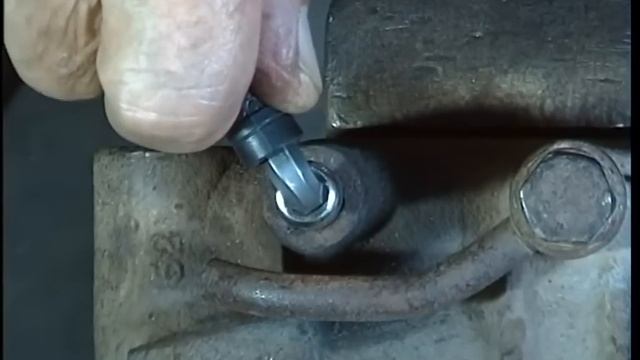 Самый лучший и безопасный способ выкручивания сломанного штуцера прокачки тормозов при помощи торкс смотреть онлайн