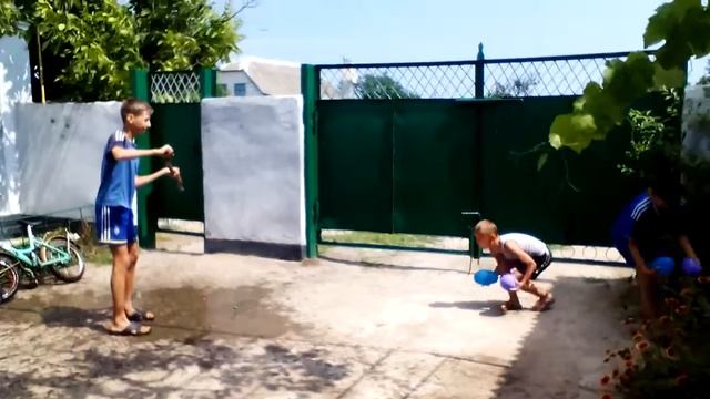 Лопаем шарики с водой ! Палкой ))) смотреть онлайн
