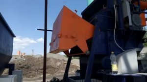 Бетоносмеситель со скиповым подьёмником в работе