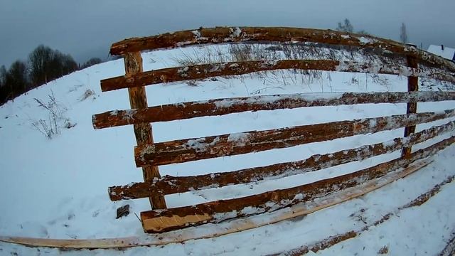 Забор из горбыля.