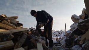 Топор - колун Fiskars X17 испытания.