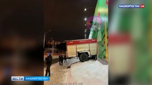 Пожарная машина проломила забор по дороге на вызов в Уфе