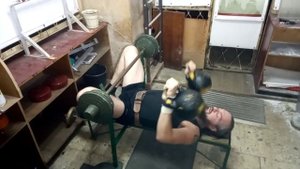 Жим лёжа на скамье двух гирь 100 раз (2х16 кг., 4 мин.) жим гири. Упражнения с гирями. Киев, Украин