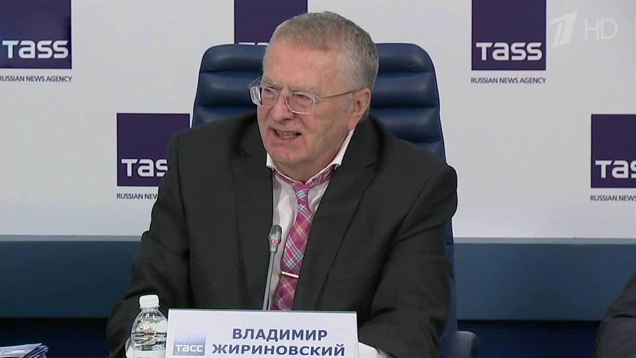 Предвыборная хроника: Жириновский презентовал предвыборную программу, Явлинский сдал подписи в ЦИК