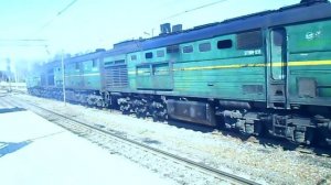 Два трехсекционных магистральных тепловоза с грузовым поездом