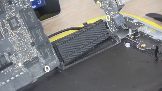 Apple Macbook Pro Late 2013 15" - Akku ersetzen смотреть онлайн