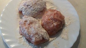 Котлеты из трех видов мяса с соусом