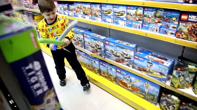 Kinder Mix | Миша и Маша выбирают игрушки / Диско-робот Тося смотреть онлайн