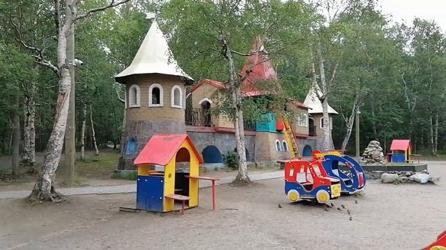 Мончегорск. Детская игровая площадка в городском парке. 24.07.2023. смотреть онлайн