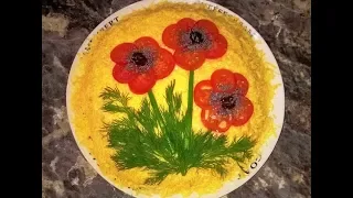 Салат Красные маки. Праздничный слоеный салат с курицей и грибами.