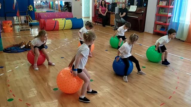 "Я на сцену выхожу" (композиция по фитболу). Инструктор по физ. культуре Аладко Светлана Павловна. смотреть онлайн