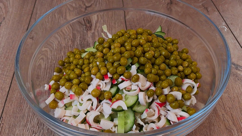 Вкуснейший рецепт салата для всей семьи из доступных продуктов. Салат с пекинской капусты