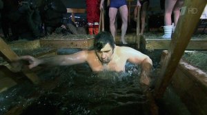 В праздник Богоявления в ледяные проруби окунулись два миллиона россиян