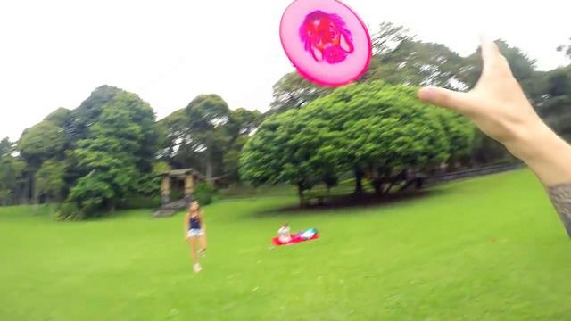 Игры в фрисби в ботаническом парке Kebun Raya Bali на Бали. смотреть онлайн