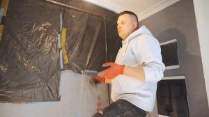 Такого ты ещё не видел. Покраска металлической трубы в цвет стены.