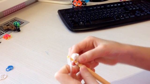 Как сплести снежинку. Плетение из резинок.