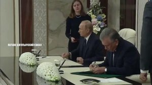 Президенты Владимир Путин и Шавкат Мирзиёев в рамках саммита ШОС подписали декларацию...