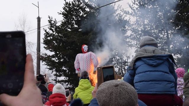 Сжигание чучела в парке Победы.