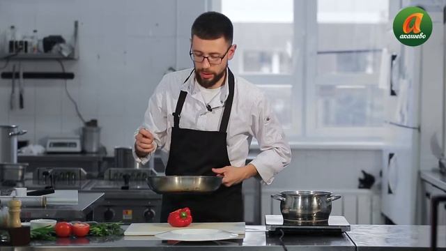Деревенский салат с курицей и яйцом Пашот