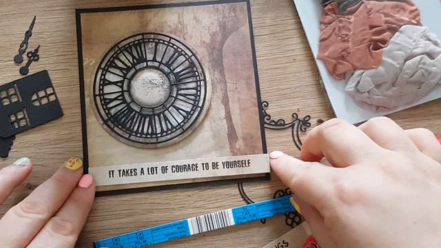 Zegar Vintage i anemon na pierwszym planie смотреть онлайн