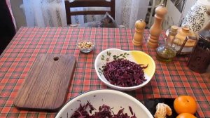 Рецепт салата из красной капусты с мандаринами и орехами