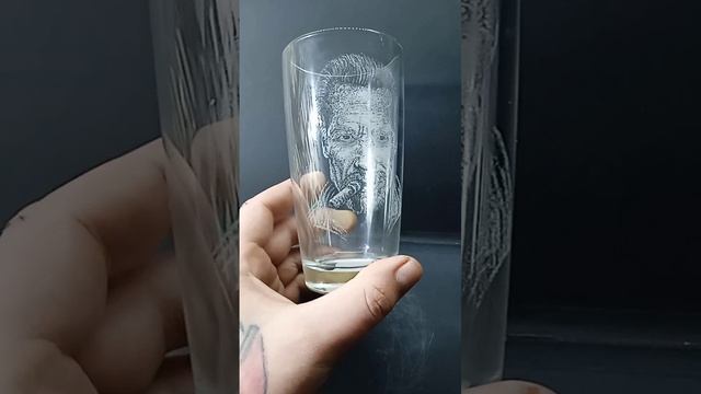 Ручная гравировка портрета Арни на стакане
