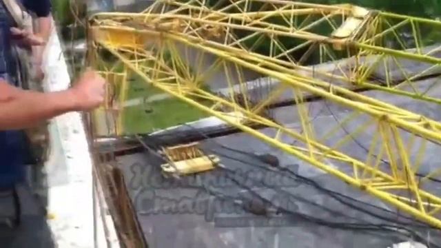 Кран обрушился на недостроенное здание в Ставрополе смотреть онлайн
