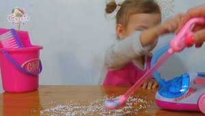 Ксюша играет с игрушечным пылесосом - Детский канал Ksenia playing with a toy vacuum cleaner