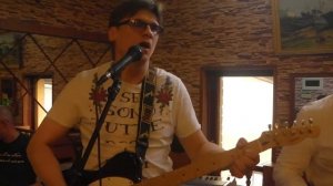 " бутылка кефира полбатона, бутылка кефира полбатона ........  "