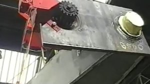 Кантователь Rotomax Compact вращает металлическую деталь