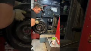 Константин, мастер своего дела.?️?? #шиномонтаж #car #дальнобой #5колесо