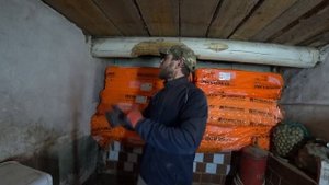 ДОМ В ДЕРЕВНЕ НЕ БУДЕТ ПРЕЖНИМ. КАК Я УТЕПЛИЛ ПОЛЫ СНИЗУ ИЗ ПОДВАЛА И ПРОЛОЖИЛ ТРУБУ В МОРОЗ