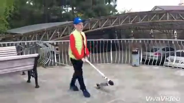 ТРЮКИ НА ТРЕКОВОМ САМОКАТЕ смотреть онлайн