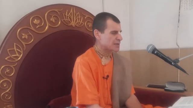 Лила  Мистик наслаждается духовным сиянием книг Прабхупады